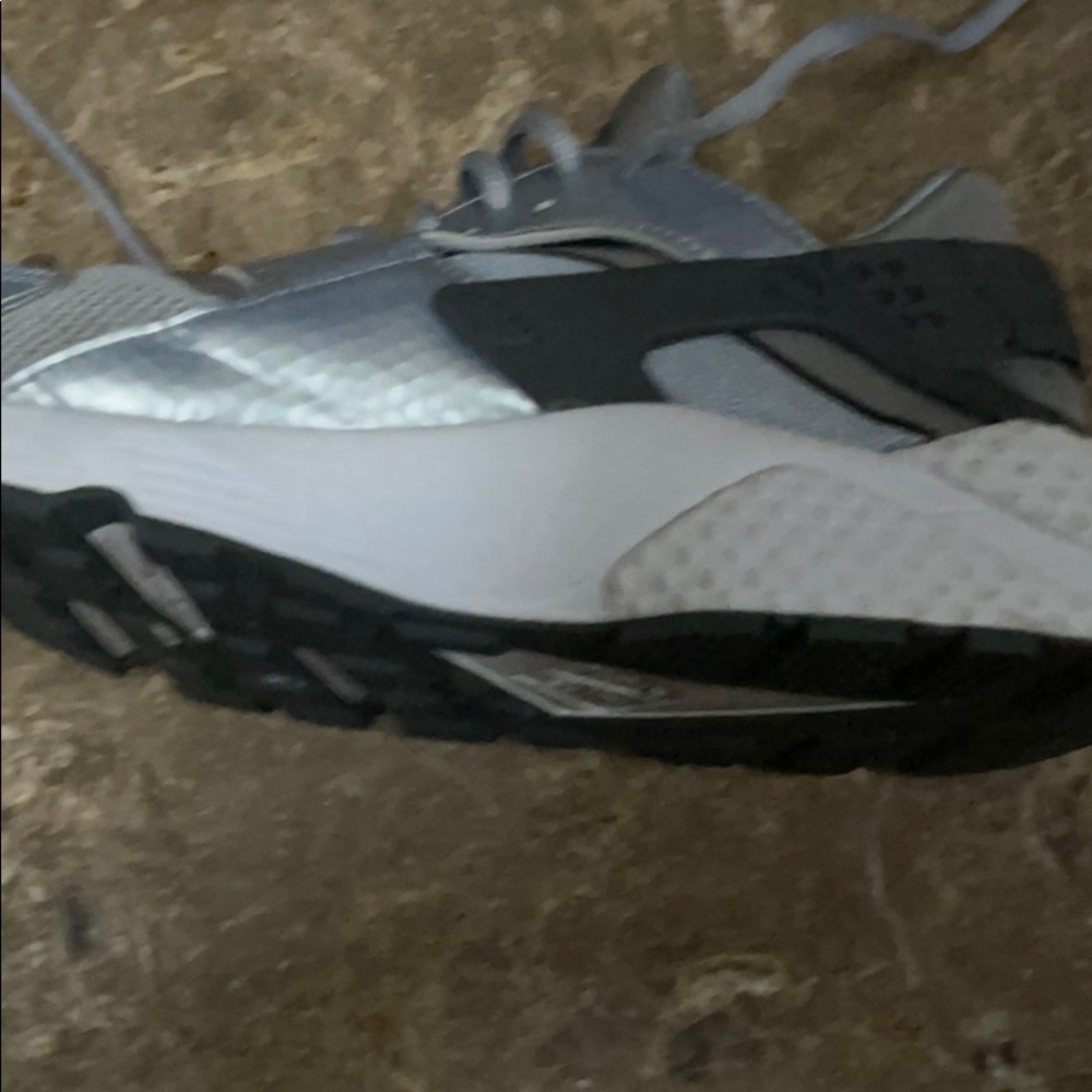 Sneakers - Picture 2 of 7